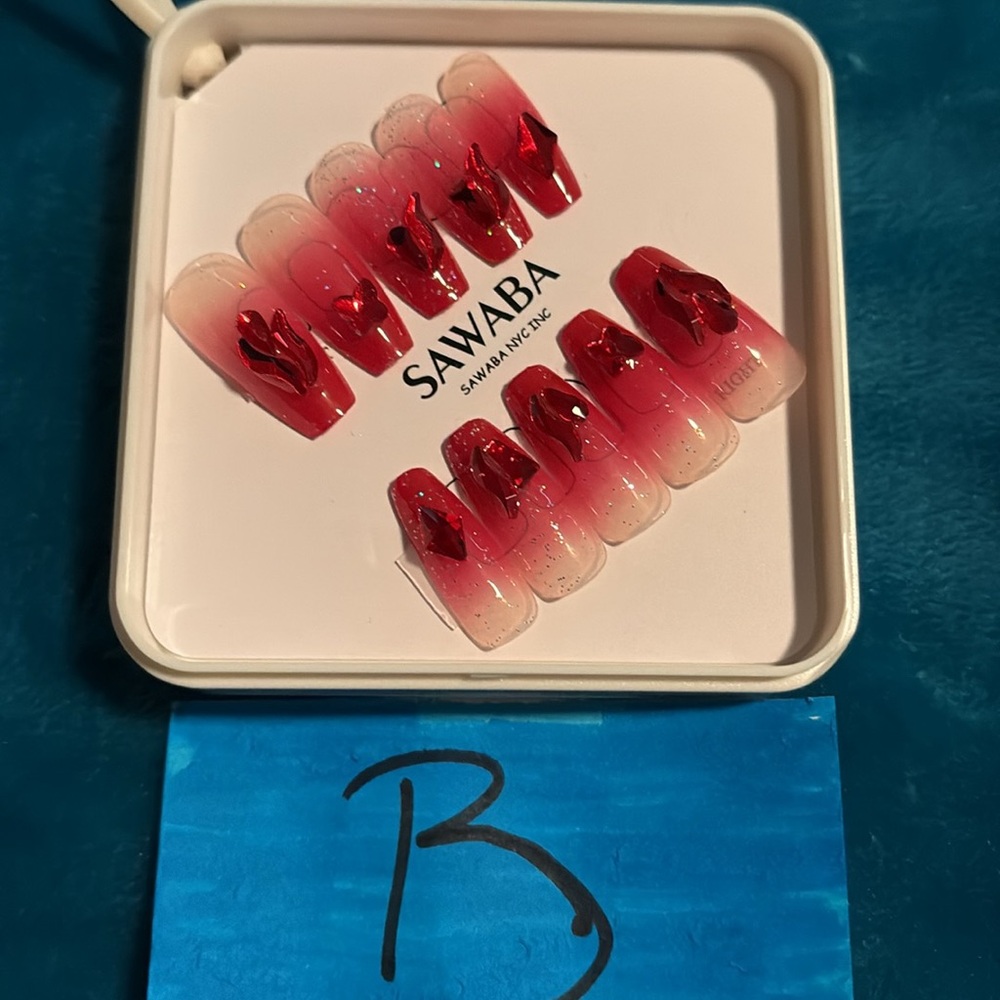 PRESS-ON NAILS - Picture 3 of 5